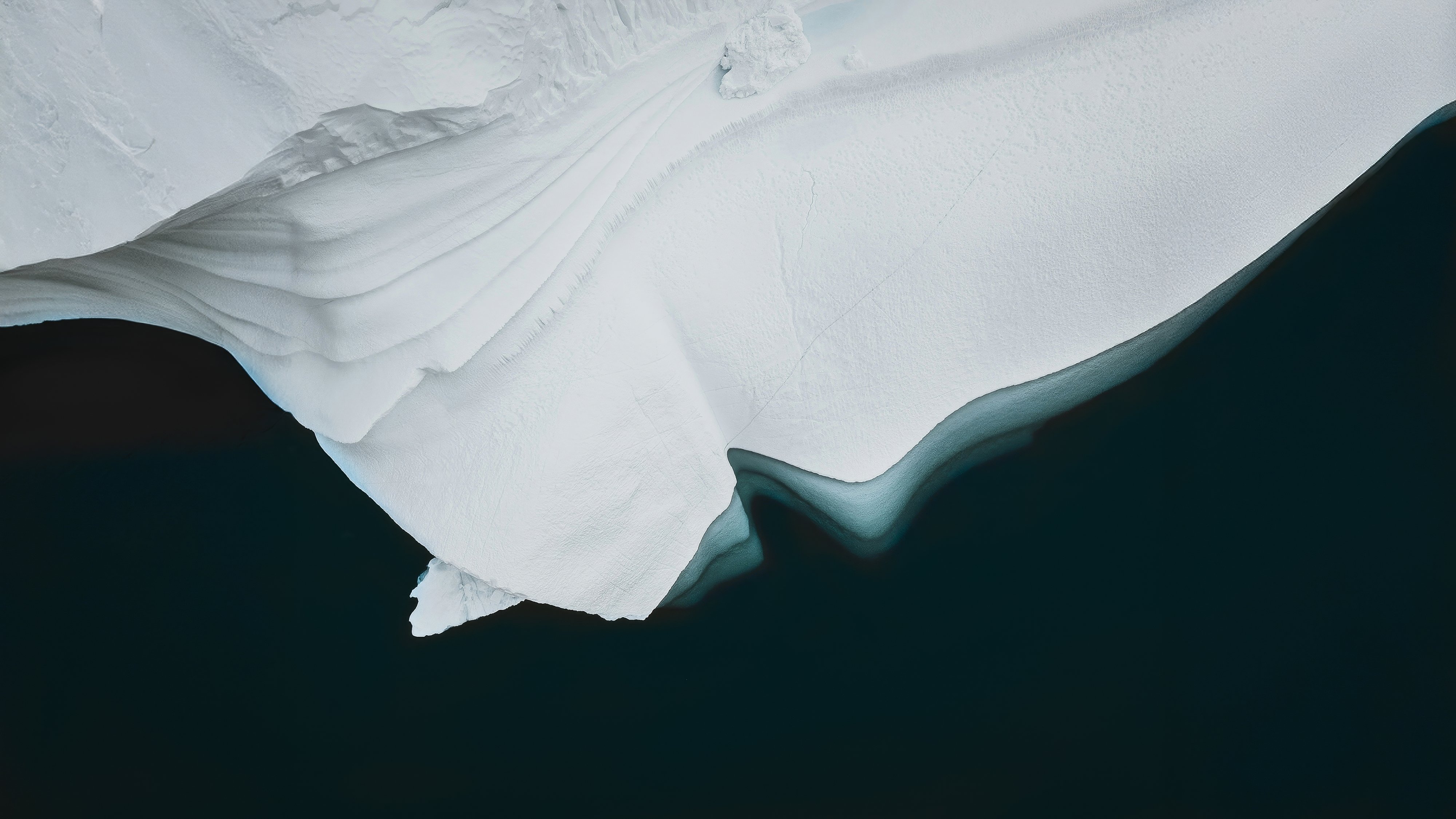 Dark Ocean and White Glacier Contrast – Aesthetic Nature Desktop Background
